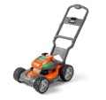 Zabawka kosiarka AWD Husqvarna, pomarańczowo-szara, frontalne ujęcie. Solidna plastikowa konstrukcja, duże kółka z bieżnikiem, zielone diody, prosty uchwyt, bez akcesoriów w tle.