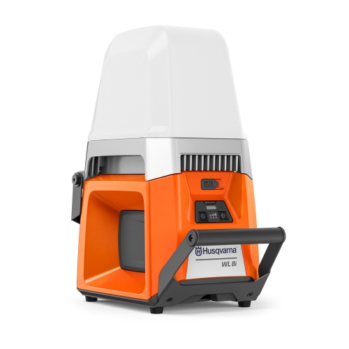 Przenośna lampa Husqvarna WL 8i z zamontowanym dyfuzorem światła , pomarańczowa, prostokątna, z diodami LED,  uchwyt do przenoszenia lampy widoczny na górze. Przeznaczony do narzędzi elektronicznych.