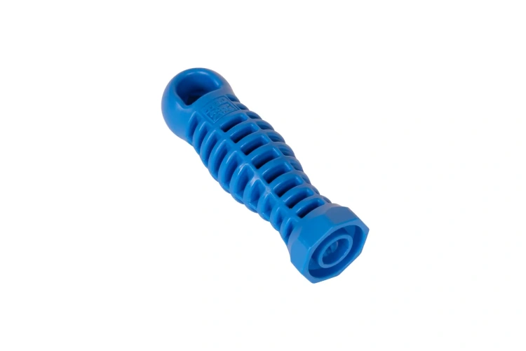 Niebieski uchwyt pilnika HUSQVARNA z plastiku, z napisem PUSH i logo, ergonomiczny z otworem do zawieszenia na białym tle.