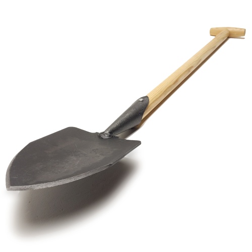 Szpadel szpiczasty Junior Krumpholz z prostą drewnianą rączką i czarną, metalową, zaokrągloną głowicą leżący poziomo na białym tle, pokazujący typowy kształt narzędzia do kopania.