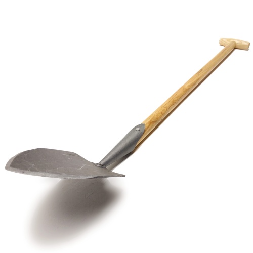 Łopata Junior Krumpholz z prostą drewnianą rączką i czarną, metalową, zaokrągloną głowicą leżący poziomo na białym tle, pokazujący typowy kształt narzędzia do kopania.