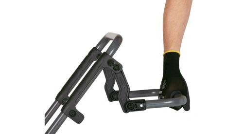 Zdjęcie przedstawia uchwyt antywibracyjny dedykowany do zagęszczarek Husqvarna. Uchwyt wykonany z wysokiej jakości komponentów w kolorze czarnym.