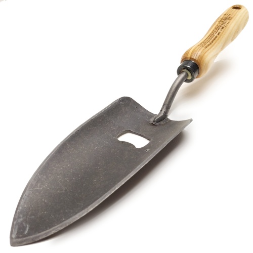 Łopatka do sadzenia z otwieraczem Krumpholz z metalowym, matowym ostrzem i drewnianą rączką. Ujęcie frontalne, produkt leży na jednolitym tle. Widoczny napis na rękojeści. Idealna do precyzyjnego sadzenia roślin w ogrodzie.