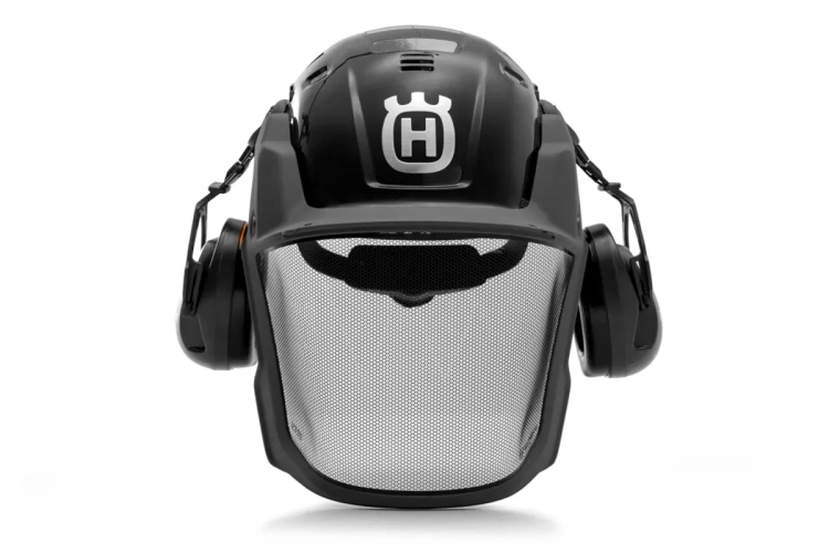 kask ochronny do prac leśnych i ogrodowych marki Husqvarna, widok z przodu, w kolorze czarnym z logo Husqvarna na froncie, widoczna metalowa siatka ochronna i nauszniki przeciwhałasowe,