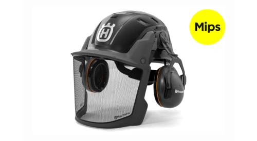 kask ochronny do prac leśnych i ogrodowych marki Husqvarna, widok z boku, w kolorze czarnym z charakterystycznym logo Husqvarna na froncie, metalowa siatka ochronna, nauszniki przeciwhałasowe zamontowane po bokach kasku,