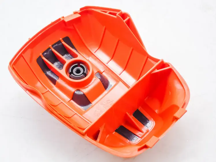 wnętrze pomarańczowej plastikowej obudowy filtra powietrza pilarki 543 XP Husqvarna, widoczne miejsca zaczepów i mocowań,