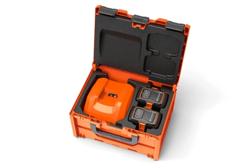 Skrzynka transportowa Husqvarna Power Pack, wyposażona w dwa akumulatory litowo-jonowe 36V oraz szybką ładowarkę. Solidna, ergonomiczna konstrukcja zapewnia bezpieczny transport, ochronę przed wstrząsami i możliwość układania w stosy.