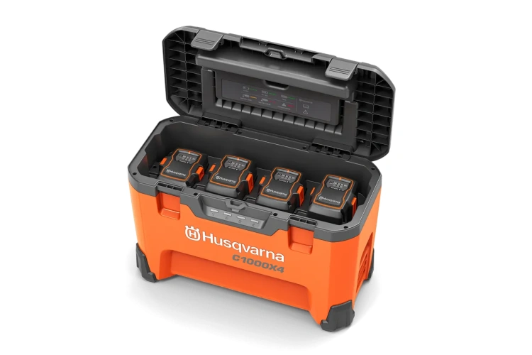 Skrzynka transportowa Husqvarna Power Pack, wyposażona w dwa akumulatory litowo-jonowe 36V oraz szybką ładowarkę. Solidna, ergonomiczna konstrukcja zapewnia bezpieczny transport, ochronę przed wstrząsami i możliwość układania w stosy.