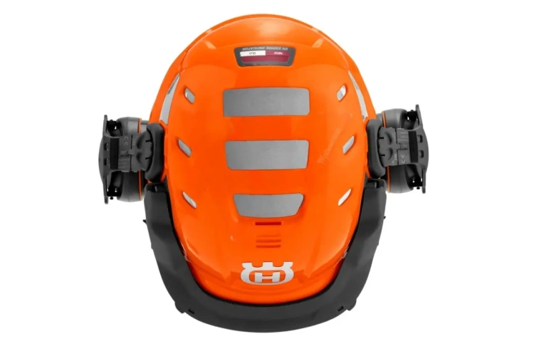 kask ochronny do prac leśnych i ogrodowych marki Husqvarna, widok z góry, w kolorze pomarańczowym, widoczne otwory wentylacyjne oraz nauszniki przeciwhałasowe zamontowane po bokach kasku,