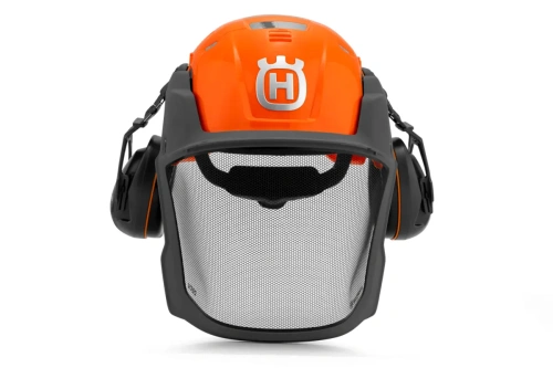 kask ochronny do prac leśnych i ogrodowych marki Husqvarna, widok z przodu, w kolorze pomarańczowym z logo Husqvarna na froncie, widoczna metalowa siatka ochronna i nauszniki przeciwhałasowe,