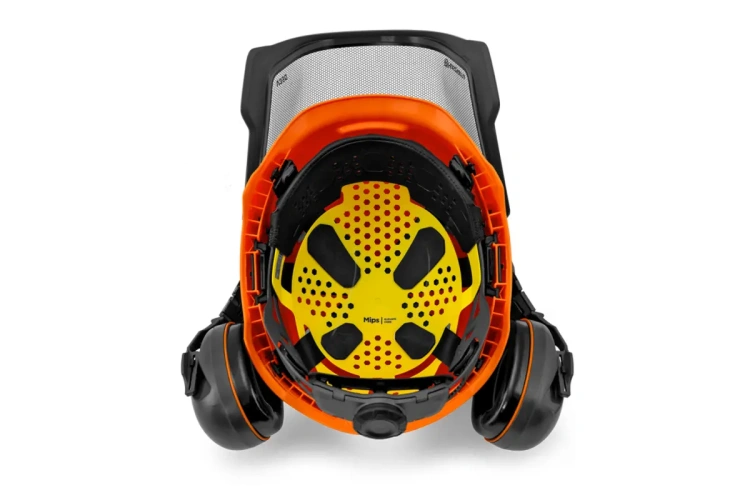 kask ochronny do prac leśnych i ogrodowych Husqvarna, widok od dołu, w kolorze pomarańczowym, widoczne otwory wentylacyjne, żółty system MIPS umieszczony wewnątrz kasku, nauszniki przeciwhałasowe,