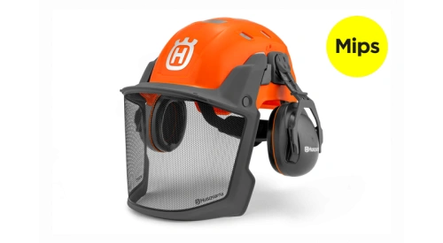 kask ochronny do prac leśnych i ogrodowych marki Husqvarna, widok z boku, w kolorze pomarańczowym z charakterystycznym logo Husqvarna na froncie, metalowa siatka ochronna, nauszniki przeciwhałasowe zamontowane po bokach kasku,