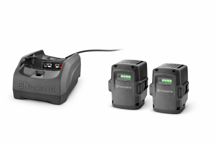Zestaw akumulatorowy Husqvarna 36V składający się z dwóch akumulatorów litowo-jonowych oraz kompaktowej ładowarki biurkowej 40-C80. Produkt zaprezentowany na białym tle, przeznaczony do profesjonalnych narzędzi akumulatorowych Husqvarna.