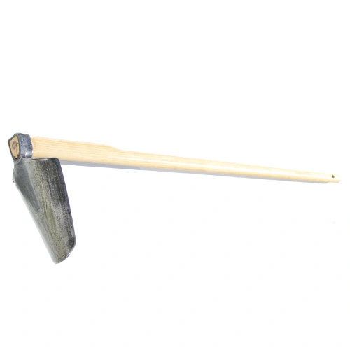 Motyka owalna z 130 cm jesionowym trzonkiem i zakrzywionym czarnym metalowym ostrzem, leżąca poziomo na białym tle, z wyraźnym usłojeniem i matową czarną końcówką.