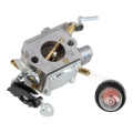 Gaźnik do piły Husqvarna 130/135 Mark II, metalowy, o szarej kolorystyce, z przezroczystą bańką paliwa. Widoczne wszystkie istotne elementy, w tym mocowanie. Produkt leży na białym tle, z wyeksponowanymi detalami funkcjonalnymi.