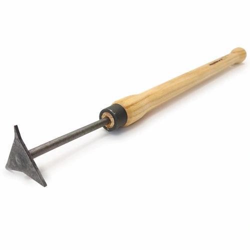 Trójkątny skrobak Krumpholz z metalowym, matowo-czarnym ostrzem i drewnianą, jasną rączką. Ujęcie z boku, stojące. Widoczne logo na rączce. Idealne do pielęgnacji ogrodów, funkcjonalne i ergonomiczne.