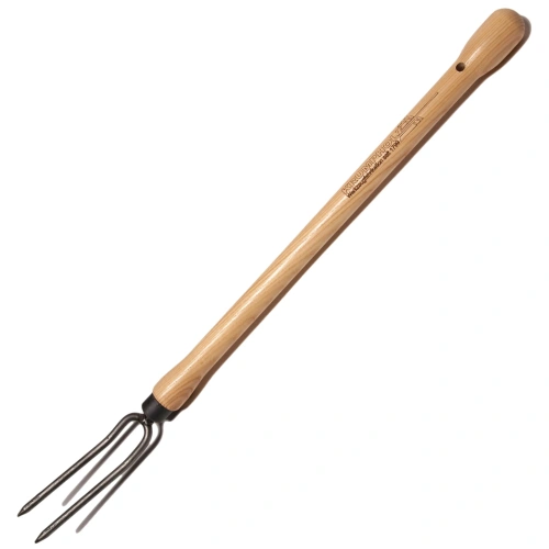 Widełki do róż Krumpholz z drewnianym uchwytem. dwa metalowe zęby o matowej, czarnej powierzchni. Produkt widoczny z boku, leżący na jednolitym tle. Uchwycenie ergonomiczne, z widocznym logo marki na uchwycie. Idealne do ogrodnictwa.