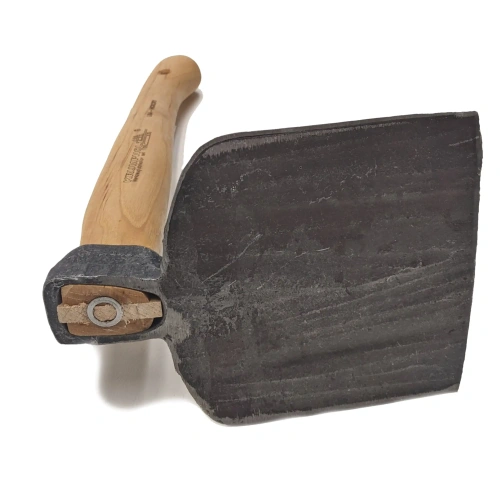 Motyka ręczna GALA Krumpholz nr 1534 w kształcie kwadratu. Kuta stal węglowa, uchwyt hikorowy 35 cm. Precyzja i trwałość.