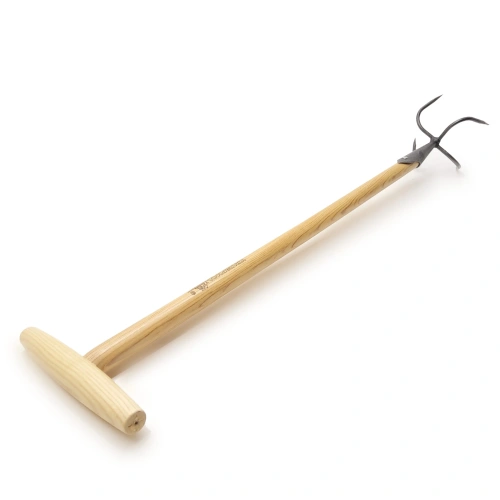 Kuty pazur ogrodowy Krumpholz z czterema zębami i jesionowym uchwytem T na białym tle