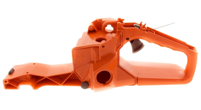 Zbiornik paliwa pilarki Husqvarna 543 XP w pomarańczowym kolorze, Lekko zaokrąglony, widoczny z boku, nowy, bez uszkodzeń. na jasnym tle,