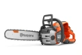 Pilarka akumulatorowa Husqvarna 550i XP w czerni z pomarańczowymi akcentami, widoczna z boku na białym tle. Ma ergonomiczną rączkę, logo, dotykowy panel sterujący i system mocowania ostrza.