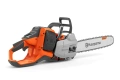 Pilarka akumulatorowa Husqvarna 550i XP w czerni z pomarańczowymi akcentami, widoczna z boku na białym tle. Ma ergonomiczną rączkę, logo, dotykowy panel sterujący i system mocowania ostrza.