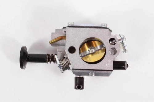 Gaźnik pilarki Husqvarna 543XP, 543XPG w kolorze szarym, widok z góry. Zawiera metalowe elementy, sprężynę, wężyki oraz złotą karbowaną śrubę. Wyraźne logo producenta. Produkt leżący na prostym, białym tle, ukazujący detale konstrukcji.