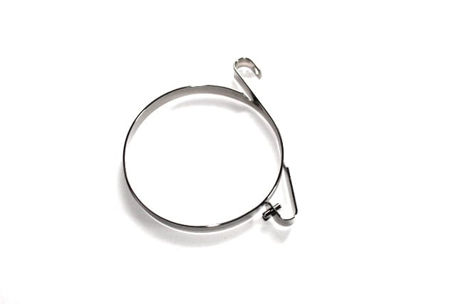 Taśma hamulca pilarki Husqvarna; metalowa, okrągła konstrukcja z zaczepem i śrubą mocującą; ukazana w ujęciu frontalnym na białym tle; przeznaczona do modeli 340, 357XP, 346XP, 445 Rancher, 455 Rancher.