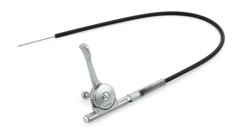 Zdjęcie przedstawia dźwignię gazu dedykowaną do zagęszczarek Husqvarna. Dźwignia gazu wkonana z wysokiej jakości materiałów przeznaczona do modelu LX 90. Na zdjęciu dźwignia jest w kolorach srebrno-czarnych