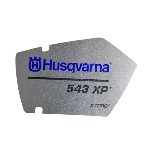 Naklejka rozrusznika pilarki 543 XP Husqvarna. Widoczne logo Husqvarna oraz napis serii maszyny. Ułożona na jednolitym tle.