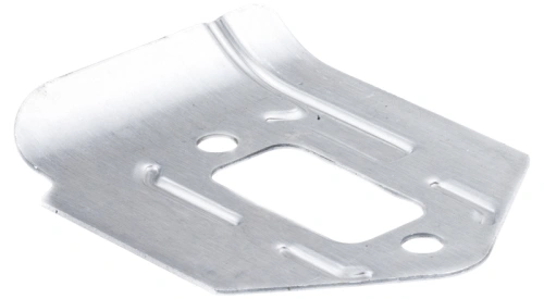 Deflektor ciepła do pilarki Husqvarna 570, 575 XP, metalowy, srebrny, o płaskim kształcie z wycięciem w środku. Ujęcie z boku, pokazujące krawędzie i fakturę. Dwie otwory do mocowania. Przeznaczony do zabezpieczenia przed przegrzewaniem.