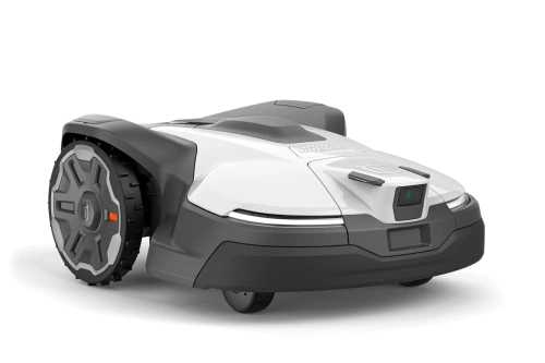Robot koszący Husqvarna Automower® 430V NERA w kolorze biało-szarym, zajmuje pozycję leżącą. Widoczny przycisk włączający oraz logo marki. Łagodnie zaokrąglony kształt z delikatnym podświetleniem. Ujęcie z boku ukazuje detale konstrukcji.