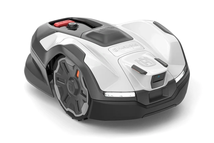 Automower® 405VE NERA to biały robot koszący z charakterystycznym logo Husqvarna, aerodynamicznym kształtem, przyciskiem start i oświetleniem, pokazany z boku na płaskiej powierzchni.