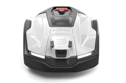 Robot koszący Husqvarna Automower 405VE NERA, biała pokrywa górna, z logo, czerwoną pokrywą z przyciskiem, aerodynamiczny kształt i przednie podświetlenie.