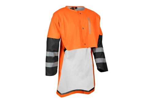 Przeciwdeszczowy ochraniacz pleców Husqvarna w intensywnym pomarańczowym kolorze z elementami odblaskowymi. Model z kapturem, z zamkiem błyskawicznym z przodu i dwiema kieszeniami. Stojąca, prezentowana z przodu, na prostym tle.