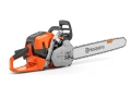 Pilarka Husqvarna 564XP w kolorze pomarańczowym z metalową prowadnicą o długości około 45 cm. Z boku uchwyt z ergonomiczną rękojeścią. Widoczne logo Husqvarna na obudowie. Ujęcie z boku, produkt umieszczony na jednolitym tle.