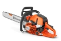 Pilarka Husqvarna 564XPG w kolorze pomarańczowym z metalową prowadnicą o długości około 45 cm. Z boku uchwyt z ergonomiczną rękojeścią. Widoczne logo Husqvarna na obudowie. Ujęcie z boku, produkt umieszczony na jednolitym tle.
