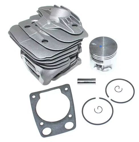 Cylinder kompletny pilarki 570 Husqvarna z metalowym korpusem w odcieniu szaro-srebrnym i sześcioma żeberkami chłodzącymi. W komplecie tłok, pierścienie oraz niewielki element mocujący. Produkt leży płasko na białym tle, ukazując detale konstrukcji.