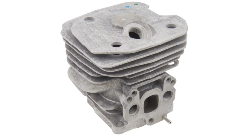 Cylinder pilarki Husqvarna 570 z metalowym korpusem w odcieniu szaro-srebrnym i sześcioma żeberkami chłodzącymi. W komplecie tłok, pierścienie oraz niewielki element mocujący. Produkt leży płasko na białym tle, ukazując detale konstrukcji.