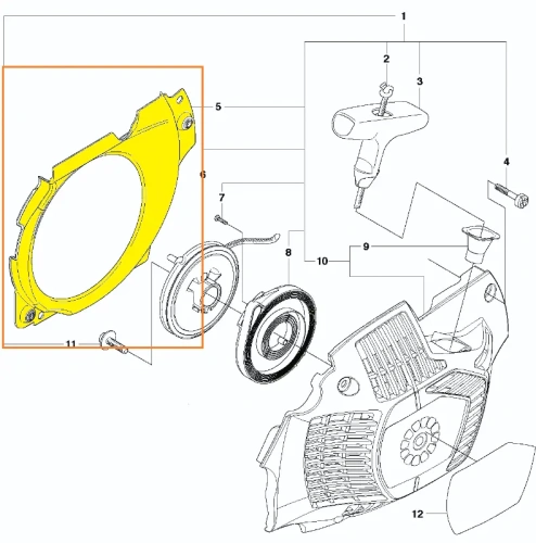 Osłona wentylatora pilarki Husqvarna 570, w kolorze żółtym, z kształtem odpornym na wstrząsy. Widoczny szczegół z logo Husqvarna. Element montażowy, prezentowany w zbiorze części zamiennych, ukazany z boku.