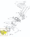 Żółty łącznik gaźnika do pilarek Husqvarna 570 z elastycznym elementem, śrubami i mocowaniami, na neutralnym tle, eksponujący szczegóły konstrukcyjne.