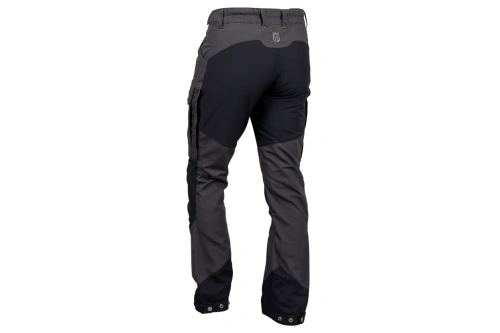 Spodnie outdoorowe Xplorer do pasa Husqvarna w kolorze szaro-czarnym.Ujęcie z boku, stojące. Widoczne wzmocnienia na udach, oraz logo na lewym boku.