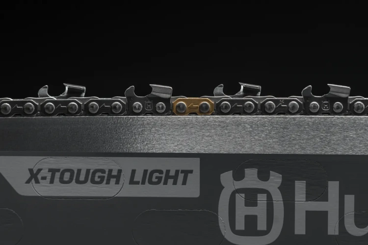Prowadnica z wymienną końcówką 24, 3/8, 1,5mm, 84DL, Husqvarna. Frontalny kadr ukazuje metalową prowadnicę z połyskiem, wyraźnie widoczną złotą ogniwkę, logo X-Tough Light oraz charakterystyczne oznaczenia Husqvarna na tle czarnym.