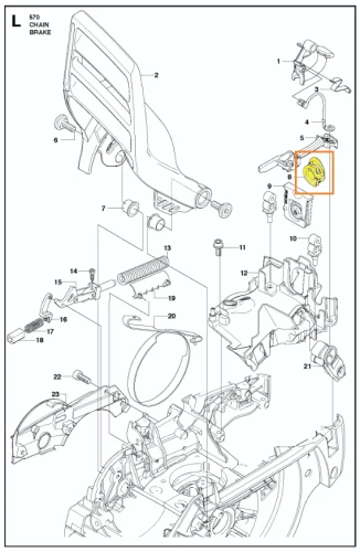 Uszczelnienie gumowe pilarki 570 Husqvarna, element widoczny na zdjęciu schematu, oznaczony kolorem żółtym i pomarańczową ramką, w tle widoczne inne części pilarki Husqvarna,