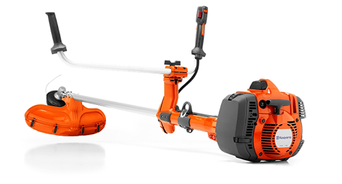 Wykaszarka Husqvarna 545RX w kolorze pomarańczowym i czarnym, z metalową, teksturowaną obudową silnika i ergonomiczną rączką. Ujęcie boczne, stojąca pozycja, wyraźnie widoczny układ roboczy z głowicą tnącą.