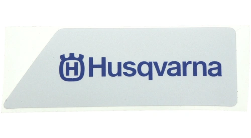 Naklejka pokrywy sprzęgła pilarki 570, w kolorze szarym z granatowym logo Husqvarna, ukazana na jasnym tle, bez większych szczegółów.
