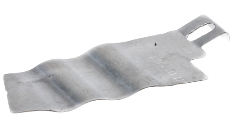 Osłona zimowa pilarki 570, 576 XP Husqvarna, w kolorze szarym, falowany kształt, widoczne oznaczenie części wybite na powierzchni metalu, otwór montażowy na jednym końcu,