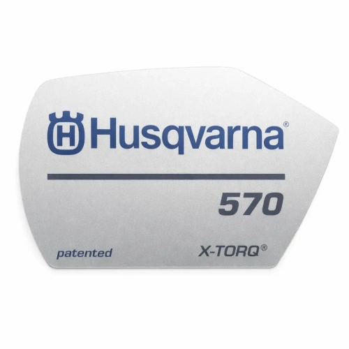 Naklejka rozrusznika pilarki 570 Husqvarna. Widoczne logo Husqvarna oraz napis serii maszyny. Szara, ułożona na jednolitym tle.