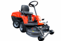 Rider R 112C5 Husqvarna w kolorze pomarańczowym, zaprezentowany z przodu. Posiada siedzisko, dwa przednie i dwa tylne koła. Wyposażony w szeroką, okrągłą podstawę Combi 85, przeznaczony do koszenia. Na kierownicy widoczny uchwyt.