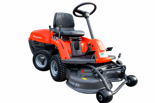 Rider R 112C5 Husqvarna w kolorze pomarańczowym, zaprezentowany z przodu. Posiada siedzisko, dwa przednie i dwa tylne koła. Wyposażony w szeroką, okrągłą podstawę Combi 85, przeznaczony do koszenia. Na kierownicy widoczny uchwyt.